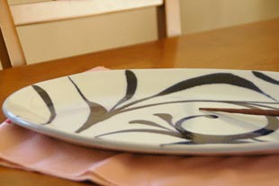 砥部焼・梅山窯　からくさの楕円布目皿を横から見て