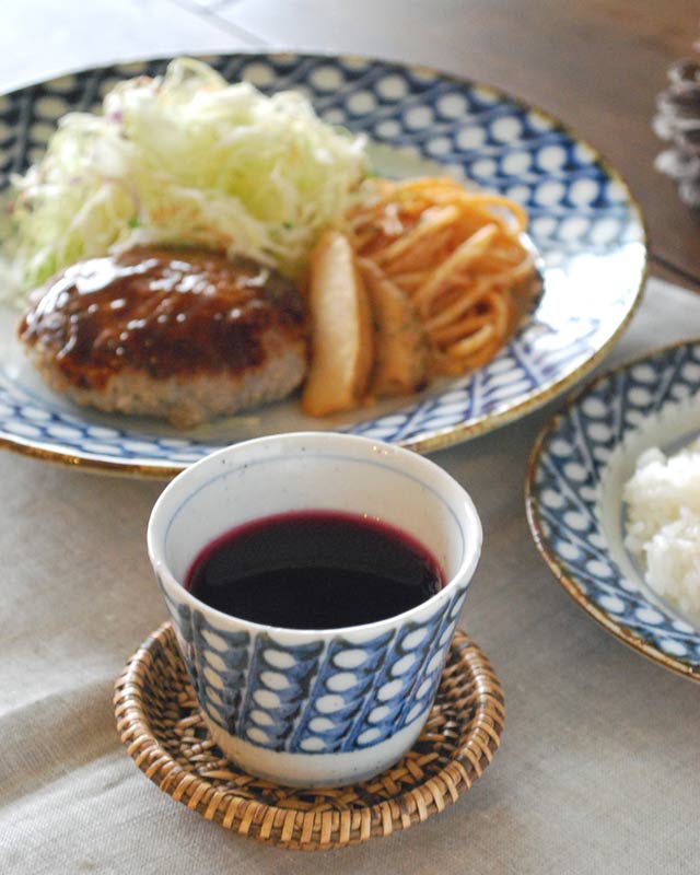 砥部焼 すずらんのそばちょこ(小)にワインを
