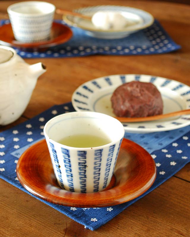 砥部焼 よろけ縞のそばちょこ(小)に緑茶を