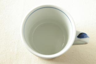砥部焼　からくさのマグカップを上から見て