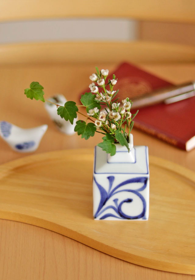 砥部焼の和食器 梅山窯の花器 【砥部工房 からくさ】