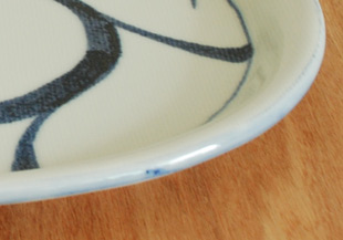 砥部焼・梅山窯　からくさの布目楕円皿(9寸)の縁