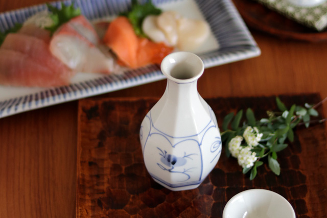 砥部焼の和食器 梅山窯の徳利 【砥部工房 からくさ】