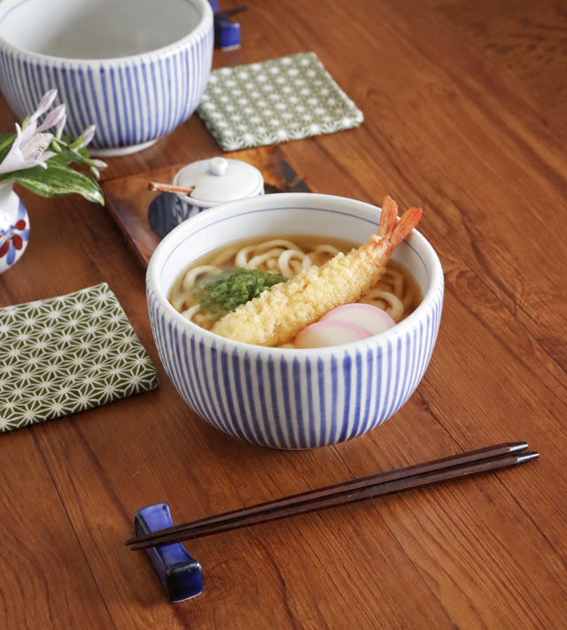 梅山窯 とくさ内唐草 ボール鉢 うどん盛り付けイメージ