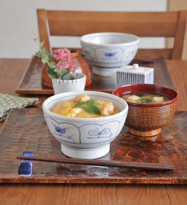 親子丼と汁物が並ぶ食卓風景