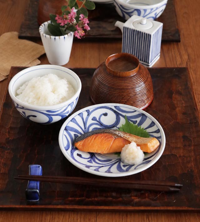 梅山窯 みつからくさ 丸皿 鮭の塩焼き盛り付けイメージ