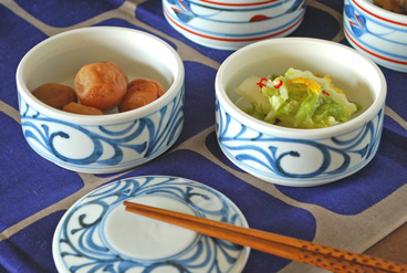 砥部焼・梅山窯　からくさの二段ふた物(小)に漬物を