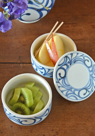 砥部焼　からくさの二段ふた物(小)にフリーツを