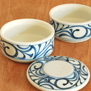 砥部焼・梅山窯　からくさの二段ふた物(小)