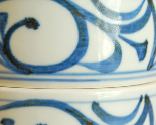 砥部焼・梅山窯　からくさの二段ふた物(小)の絵付け