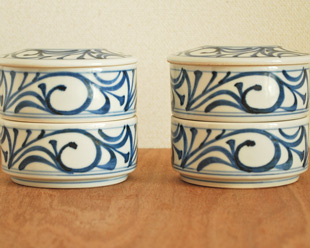 砥部焼・梅山窯　からくさの二段ふた物(小)を並べて