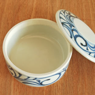 砥部焼・梅山窯　からくさの二段ふた物(小)の中