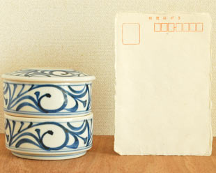 砥部焼・梅山窯　からくさの二段ふた物(小)をはがきと比較して
