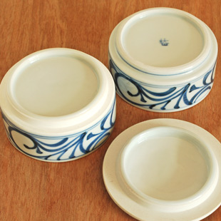 砥部焼・梅山窯　からくさの二段ふた物(小)の裏面