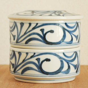 砥部焼・梅山窯　からくさの二段ふた物(小)を横から見て