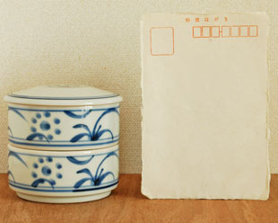 砥部焼・梅山窯　太陽柄の二段ふた物（小）をはがきと比較して