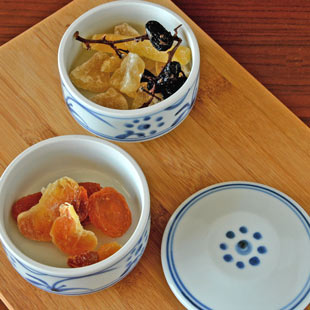 砥部焼・梅山窯　太陽柄の二段ふた物（小）にドライフルーツを