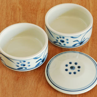 砥部焼・梅山窯　太陽柄の二段ふた物（小）