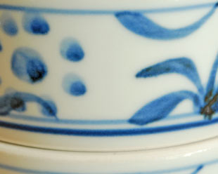 砥部焼・梅山窯　太陽柄の二段ふた物（小）の絵付け