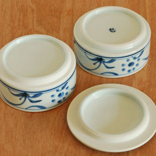 砥部焼・梅山窯　太陽柄の二段ふた物（小）の裏面