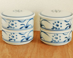 砥部焼・梅山窯　太陽柄の二段ふた物（小）を並べて