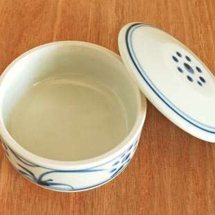 砥部焼の和食器 梅山窯の蓋物 【砥部工房 からくさ】