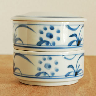 砥部焼・梅山窯　太陽柄の二段ふた物（小）を横から見て