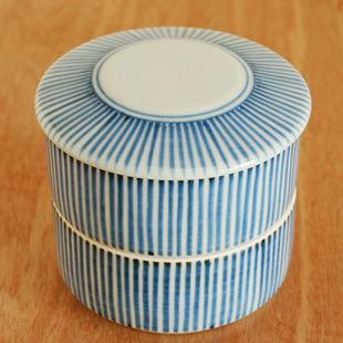 砥部焼・梅山窯　とくさ柄の二段ふた物(小)