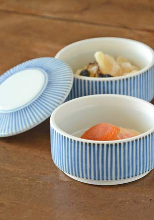 砥部焼・梅山窯　とくさ柄の二段ふた物(小)にドライフルーツを