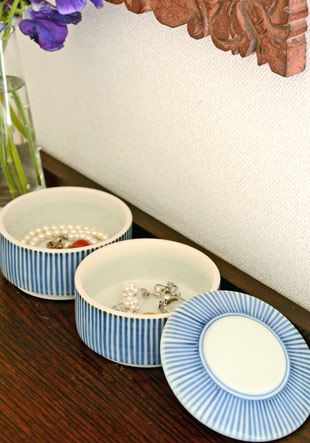 砥部焼・梅山窯　とくさ柄の二段ふた物(小)にアクセサリーを