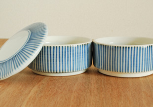 砥部焼・梅山窯　とくさ柄の二段ふた物(小)