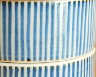 砥部焼・梅山窯　とくさ柄の二段ふた物(小)の絵付け