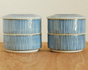 砥部焼・梅山窯　とくさ柄の二段ふた物(小)を並べて