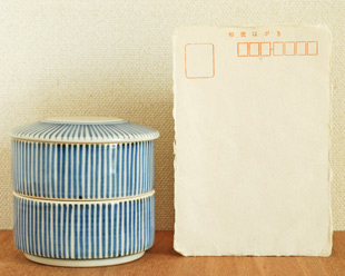 砥部焼・梅山窯　とくさ柄の二段ふた物(小)をはがきと比較して