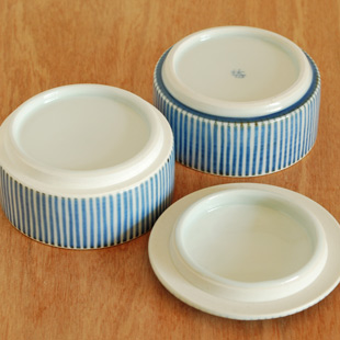 砥部焼・梅山窯　とくさ柄の二段ふた物(小)の裏面