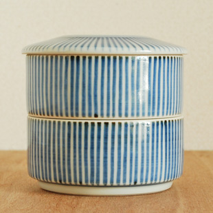 砥部焼・梅山窯　とくさ柄の二段ふた物(小)を横から見て