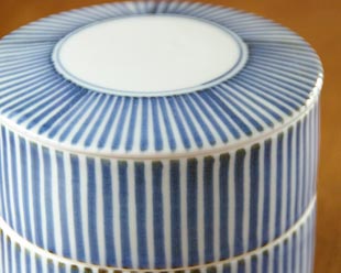 砥部焼・梅山窯　とくさ柄の二段ふた物の絵付け