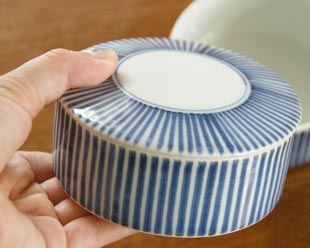 砥部焼・梅山窯　とくさ柄の二段ふた物を手に持って