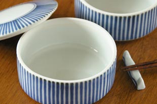 砥部焼・梅山窯　とくさ柄の二段ふた物の中