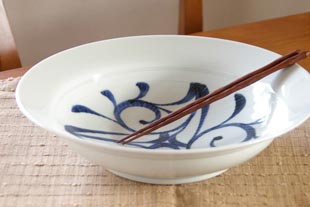 砥部焼・梅山窯　櫛目からくさの浅鉢