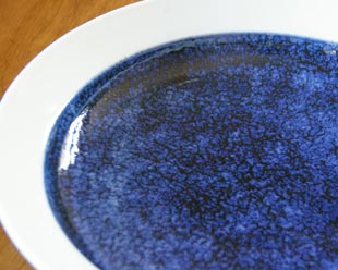 砥部焼・梅山窯　藍色の大皿（尺）の絵付け
