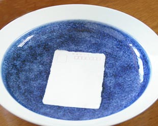 砥部焼・梅山窯　藍色の大皿（尺）をはがきと比較して