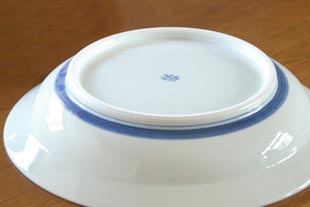 砥部焼・梅山窯　藍色の大皿（尺）の底面