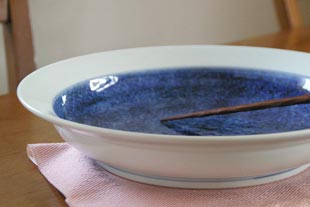 砥部焼・梅山窯　藍色の大皿（尺）を横から見て