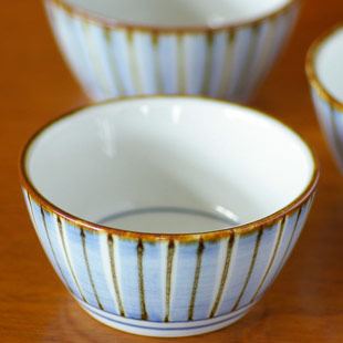 砥部焼・梅山窯　縞もようの台形鉢