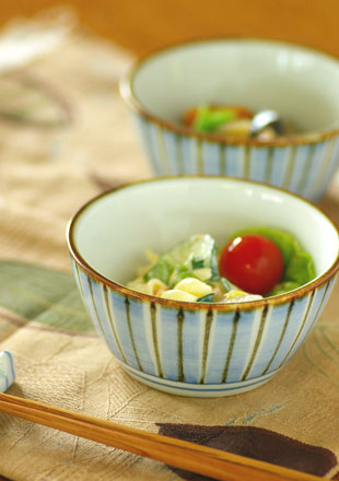 砥部焼・梅山窯　縞もようの台形鉢にサラダを盛って