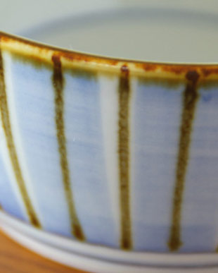 砥部焼・梅山窯　縞もようの台形鉢の絵付け