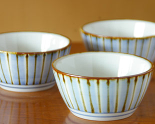 砥部焼・梅山窯　縞もようの台形鉢を比較して