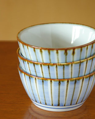砥部焼・梅山窯　縞もようの台形鉢を重ねて