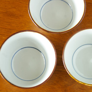 砥部焼・梅山窯　縞もようの台形鉢を上から見て